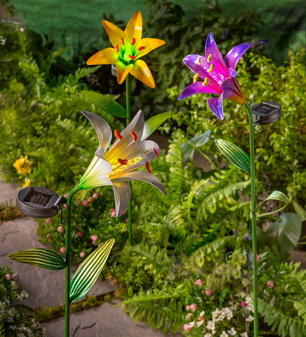 Solar Lighted Metal Lily Garden Stake