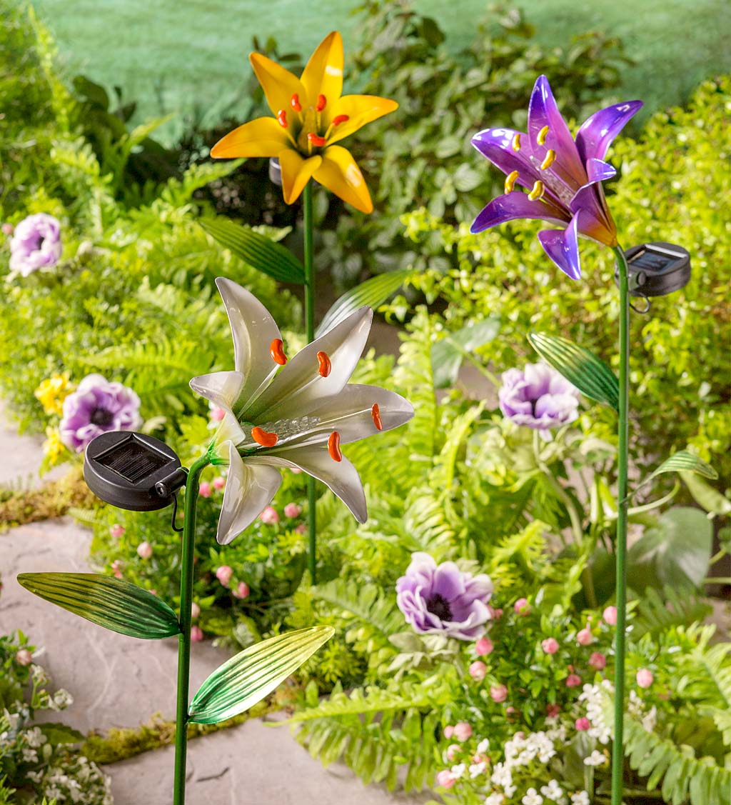 Solar Lighted Metal Lily Garden Stake
