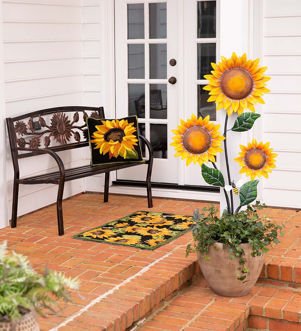 Hand-Hooked 100% Polypropylene Sunflower Indoor/Outdoor Accent Rug