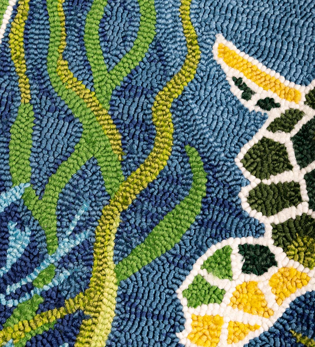 Hooked Polypropylene Sea Turtle Accent Rug
