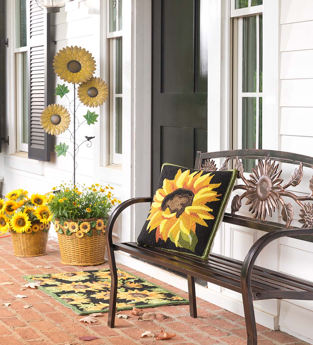 Hand-Hooked 100% Polypropylene Sunflower Indoor/Outdoor Accent Rug